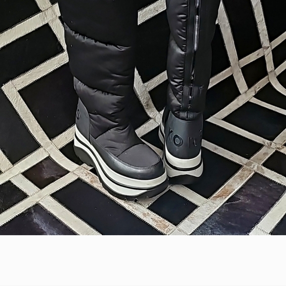 Michael Kors platforminsulated boot size 7 blackand white$35 $200 Size: 7 - Picture 5 of 5